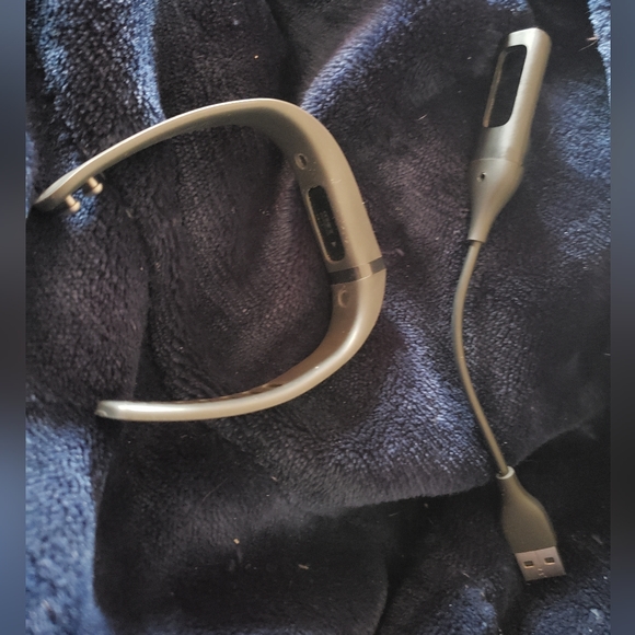 GOOD CONDITION BLACK FITBIT FLEX WITH CHARGER - Picture 2 of 3